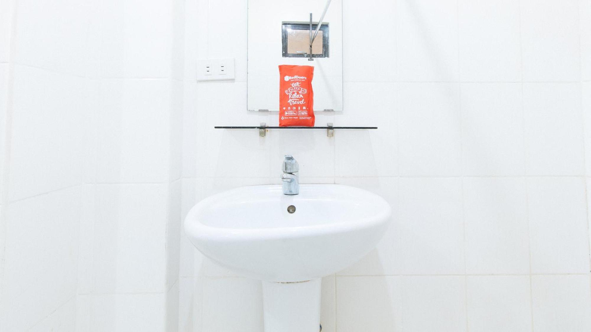 Reddoorz Near Bambang Station Hotell Manila Eksteriør bilde